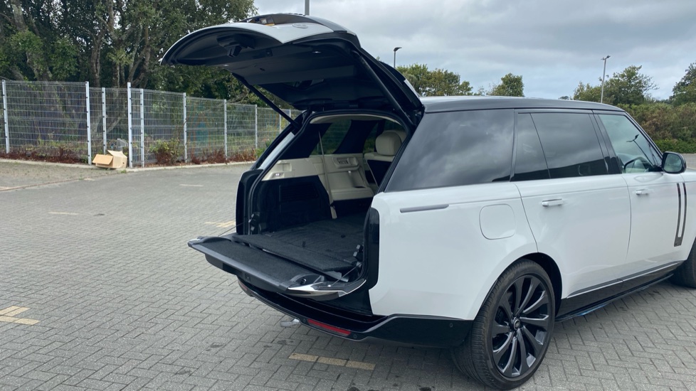 Land Rover Range Rover 4.4 P530 V8 Autobiography LWB 4dr Auto  [7 Seat] Petrol Estate - Image 32