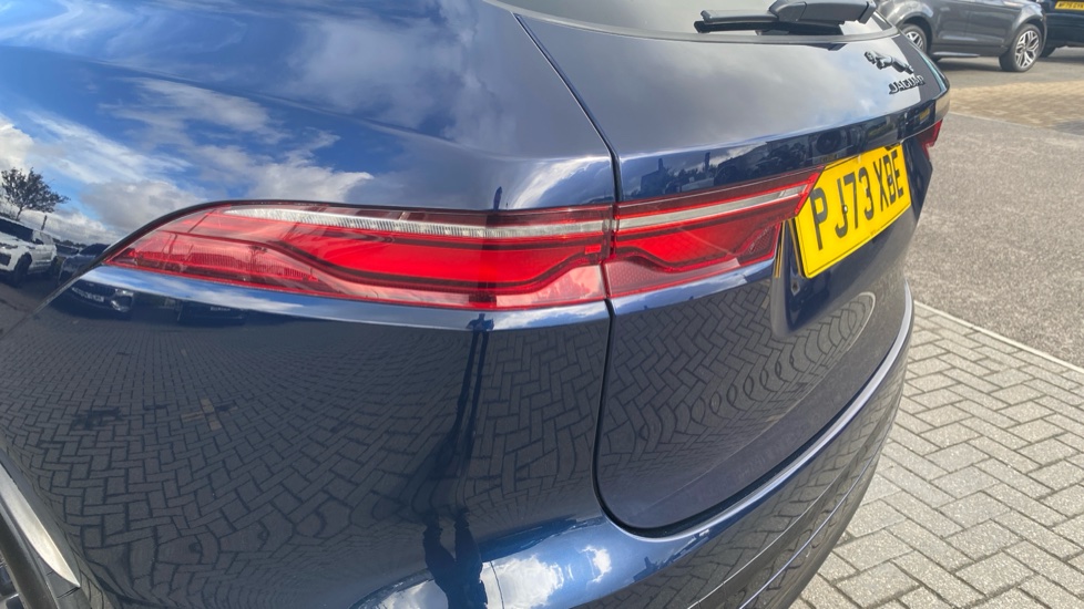 Jaguar F-Pace 2.0 D200 R-Dynamic SE Black 5dr Auto AWD Diesel Estate - Image 19