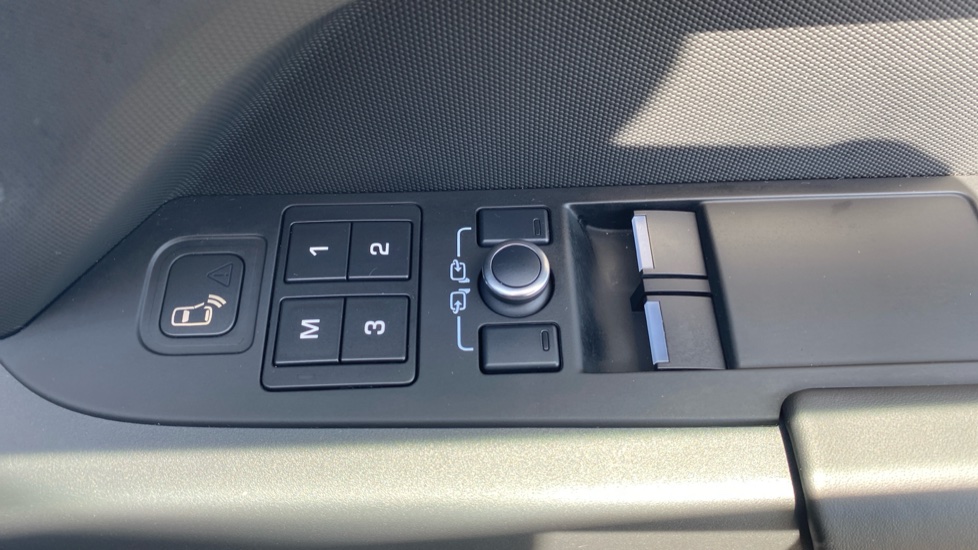 Land Rover Defender 2.0 P300 X-Dynamic HSE 90 3dr Auto Petrol Estate - Image 47