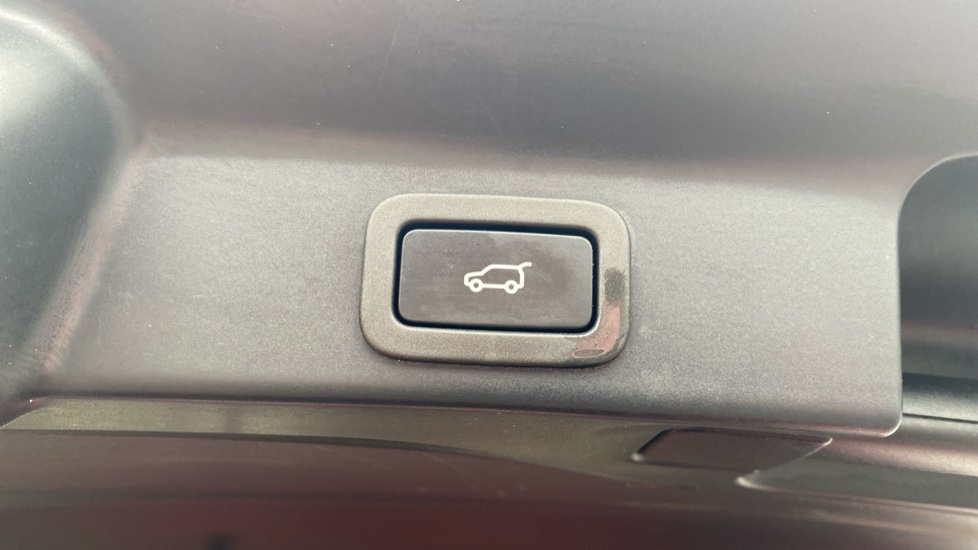 Jaguar F-Pace 2.0 P400e R-Dynamic HSE 5dr Auto AWD Estate - Image 37
