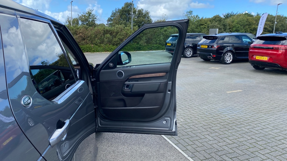 Land Rover Discovery 3.0 SDV6 HSE 5dr Auto Diesel Station Wagon - Image 43