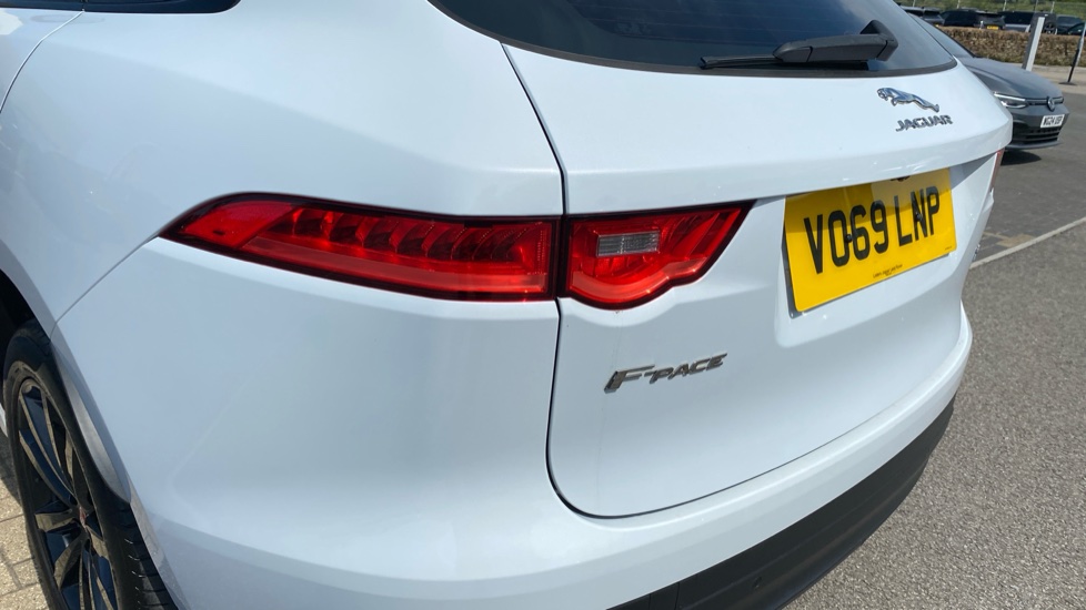 Jaguar F-Pace 2.0d [180] Chequered Flag 5dr Auto AWD Diesel Estate - Image 19