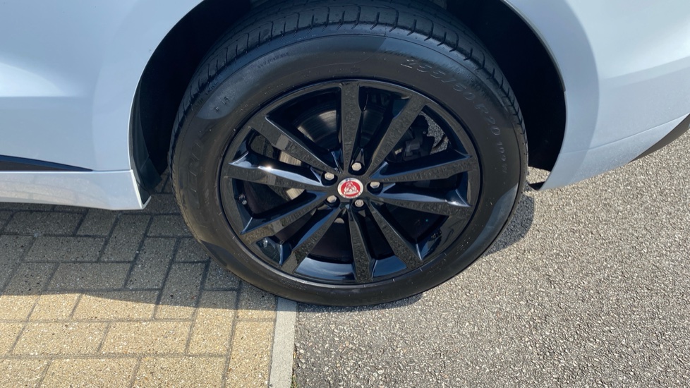 Jaguar F-Pace 2.0d [180] Chequered Flag 5dr Auto AWD Diesel Estate - Image 33