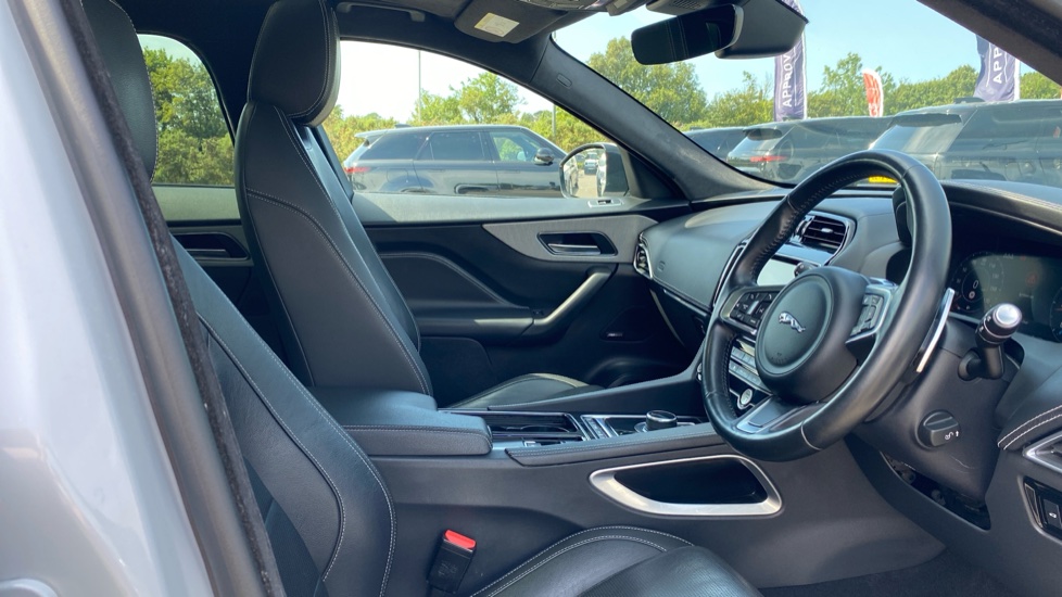 Jaguar F-Pace 2.0d [180] Chequered Flag 5dr Auto AWD Diesel Estate - Image 47
