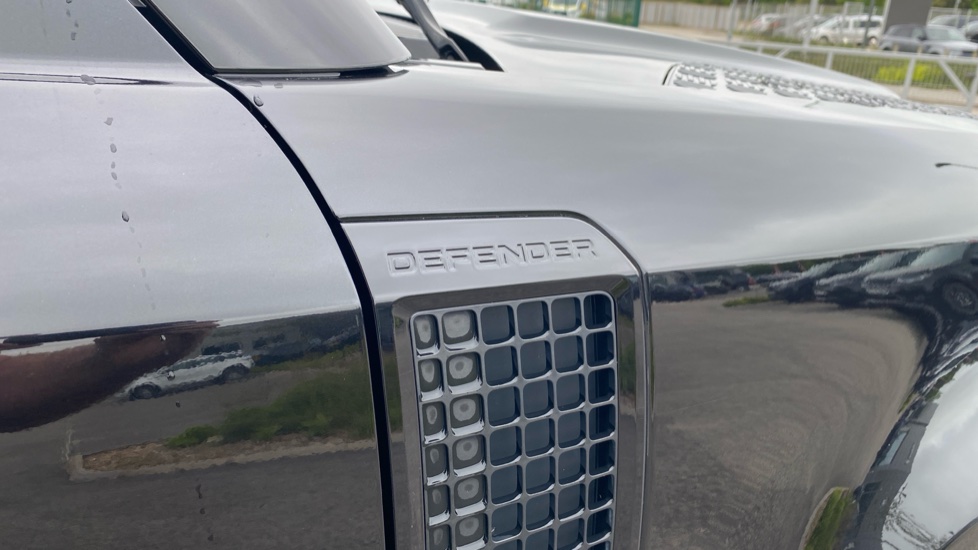 Land Rover Defender 2.0 D240 HSE 110 5dr Auto [6 Seat] Diesel Estate - Image 29