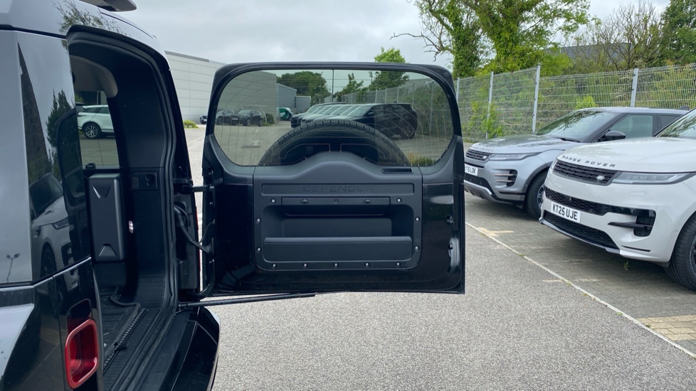 Land Rover Defender 2.0 D240 HSE 110 5dr Auto [6 Seat] Diesel Estate - Image 39