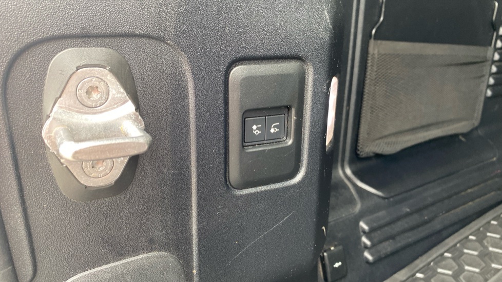 Land Rover Defender 2.0 D240 HSE 110 5dr Auto [6 Seat] Diesel Estate - Image 41