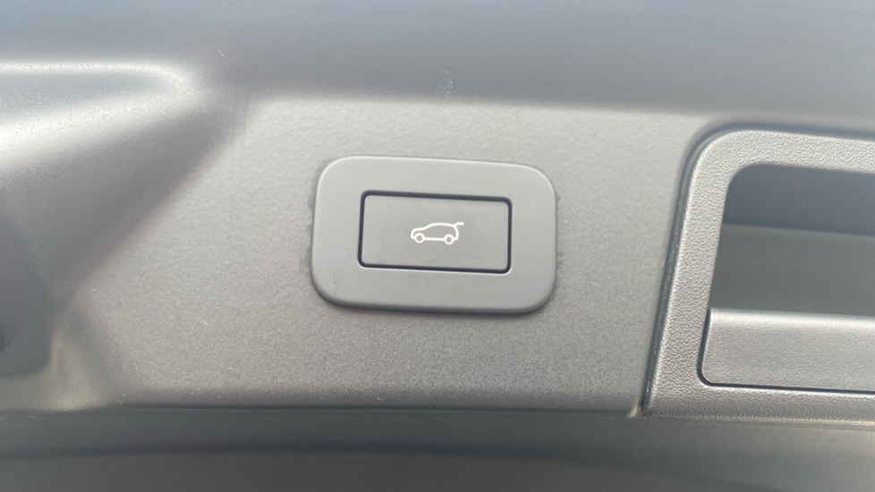 Land Rover Range Rover Velar 2.0 D200 MHEV Dynamic SE 5dr Auto Diesel Estate - Image 34