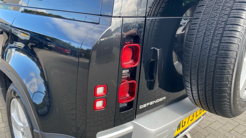 Land Rover Defender 3.0 D250 HSE 110 5dr Auto Diesel Estate - Image 19