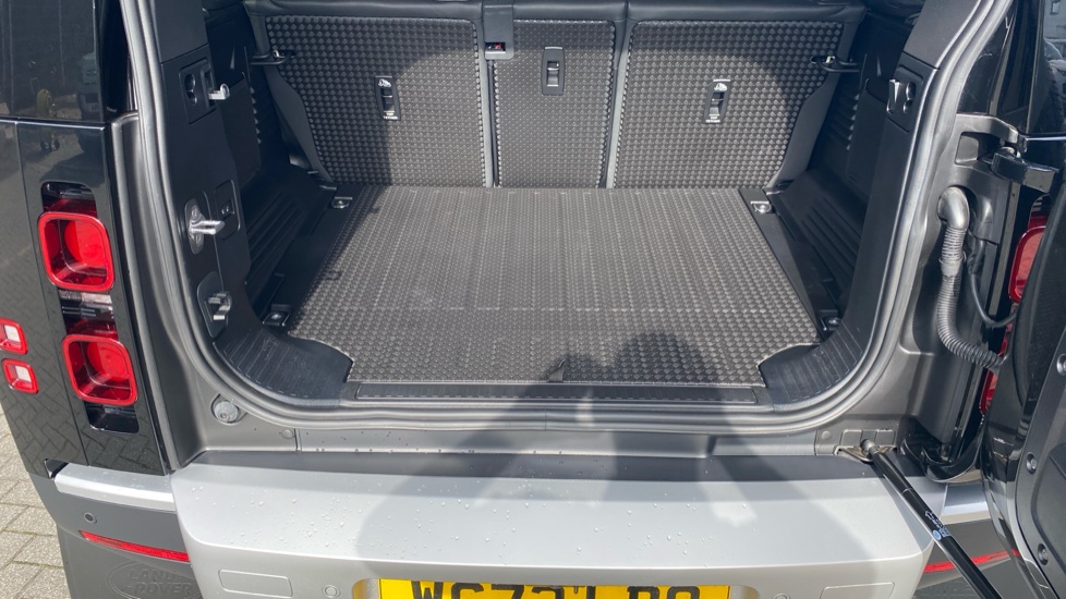 Land Rover Defender 3.0 D250 HSE 110 5dr Auto Diesel Estate - Image 38