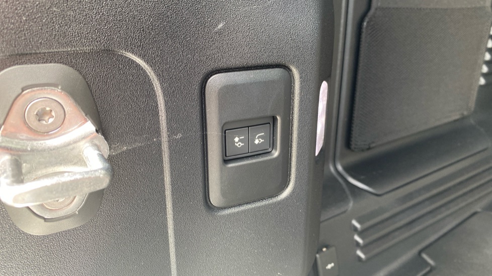 Land Rover Defender 3.0 D250 HSE 110 5dr Auto Diesel Estate - Image 39