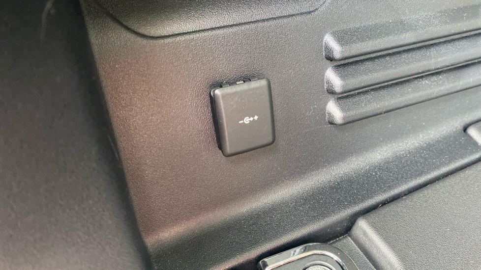 Land Rover Defender 3.0 D250 HSE 110 5dr Auto Diesel Estate - Image 40