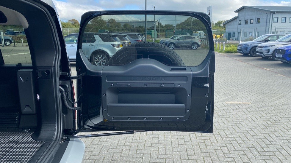 Land Rover Defender 3.0 D250 HSE 110 5dr Auto Diesel Estate - Image 43