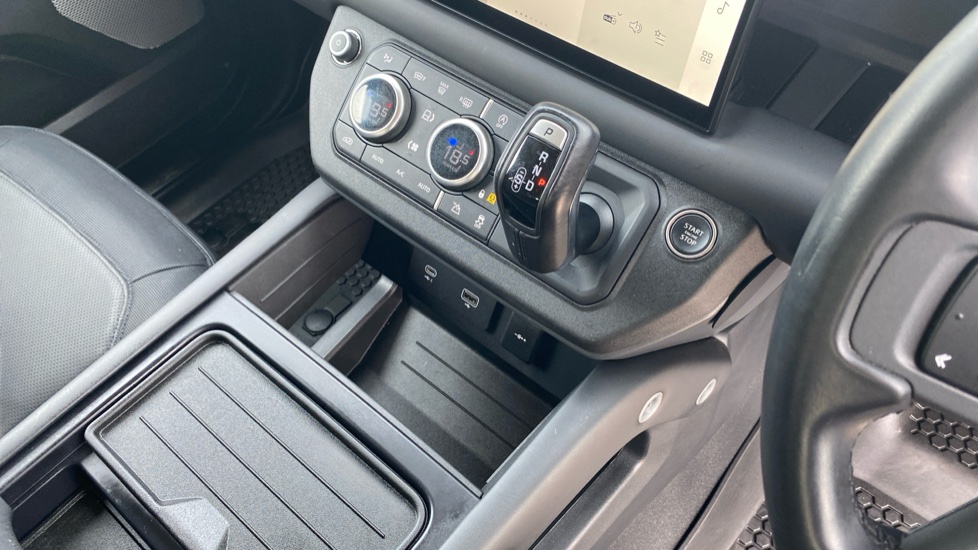 Land Rover Defender 3.0 D300 X-Dynamic HSE 130 5dr Auto Diesel Estate - Image 13