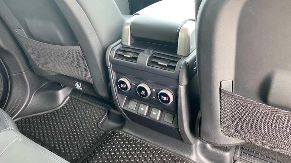 Land Rover Defender 3.0 D300 X-Dynamic HSE 130 5dr Auto Diesel Estate - Image 18