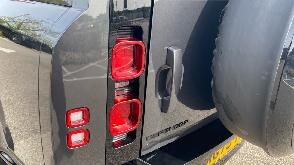 Land Rover Defender 3.0 D300 X-Dynamic HSE 130 5dr Auto Diesel Estate - Image 19
