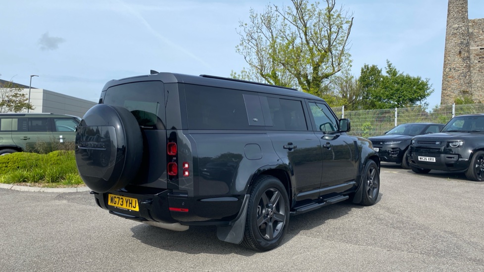 Land Rover Defender 3.0 D300 X-Dynamic HSE 130 5dr Auto Diesel Estate - Image 22