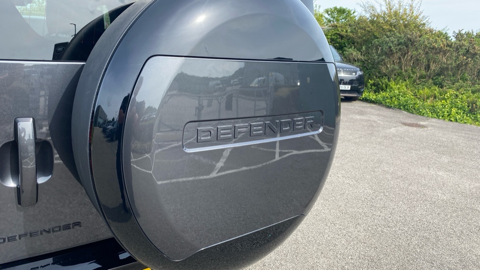 Land Rover Defender 3.0 D300 X-Dynamic HSE 130 5dr Auto Diesel Estate - Image 40
