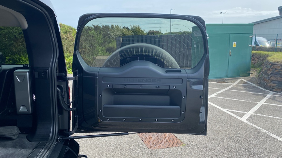 Land Rover Defender 3.0 D300 X-Dynamic HSE 130 5dr Auto Diesel Estate - Image 41