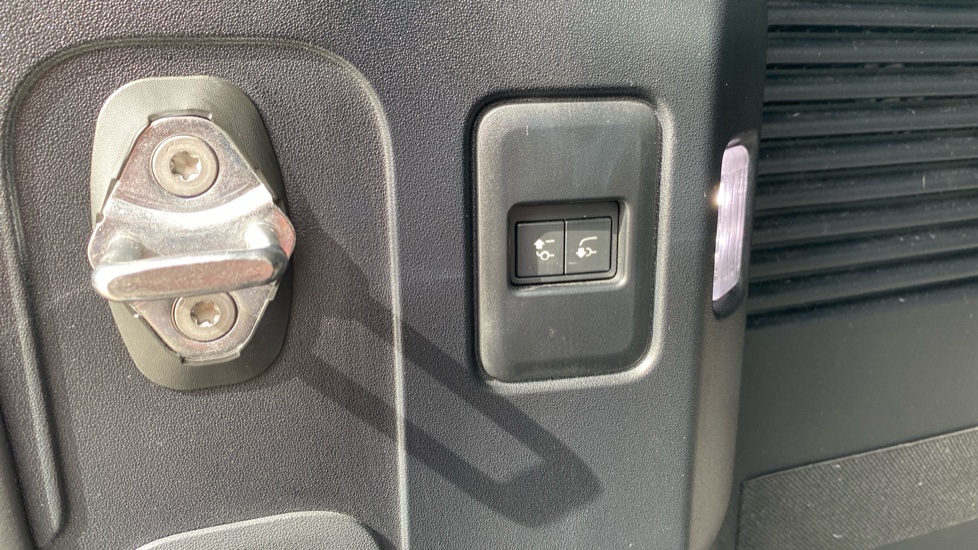 Land Rover Defender 3.0 D300 X-Dynamic HSE 130 5dr Auto Diesel Estate - Image 43