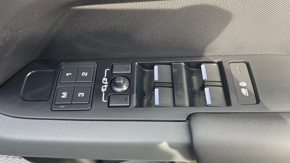 Land Rover Defender 3.0 D300 X-Dynamic HSE 130 5dr Auto Diesel Estate - Image 51