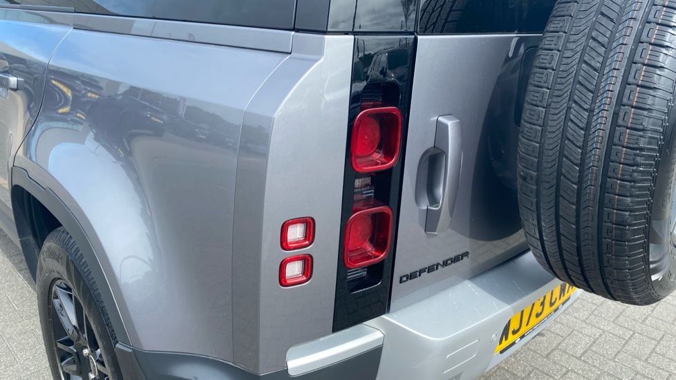 Land Rover Defender 3.0 D250 SE 110 5dr Auto Diesel Estate - Image 19