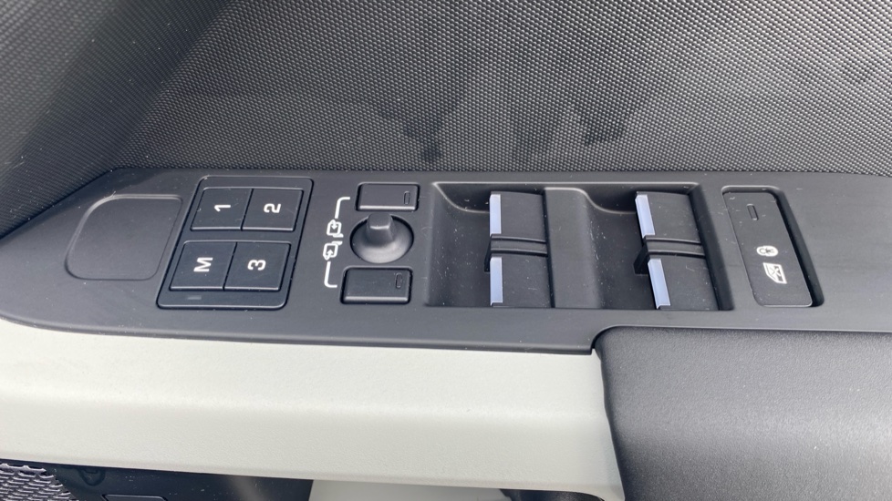 Land Rover Defender 3.0 D250 SE 110 5dr Auto Diesel Estate - Image 47