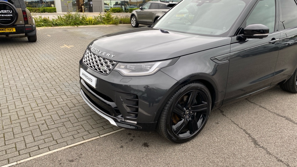 Land Rover Discovery 3.0 D300 Metropolitan Edition 5dr Auto Diesel Station Wagon - Image 22