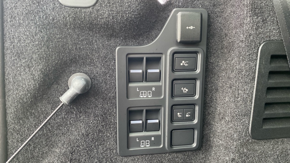 Land Rover Discovery 3.0 D300 Metropolitan Edition 5dr Auto Diesel Station Wagon - Image 33