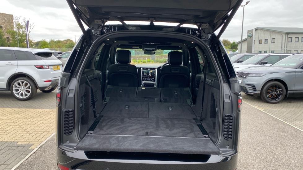 Land Rover Discovery 3.0 D300 Metropolitan Edition 5dr Auto Diesel Station Wagon - Image 38