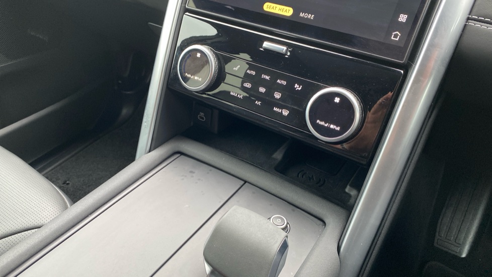 Land Rover Discovery 3.0 D300 Metropolitan Edition 5dr Auto Diesel Station Wagon - Image 45