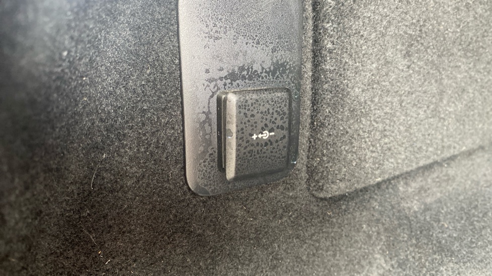 Land Rover Range Rover Evoque 1.5 P300e Dynamic SE 5dr Auto Hatchback - Image 36