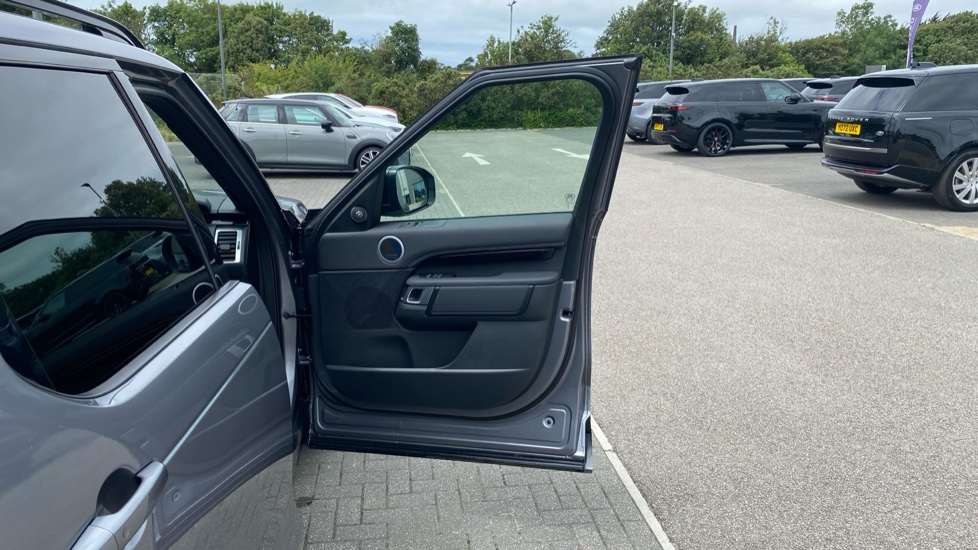 Land Rover Discovery Diesel 3.0 D350 SE Commercial Auto - Image 39