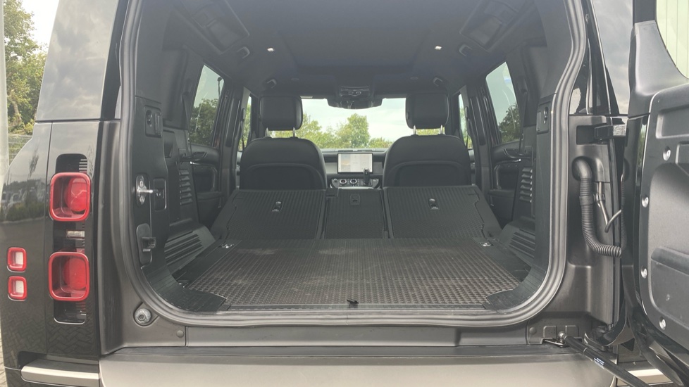 Land Rover Defender 3.0 D350 X-Dynamic HSE 110 5dr Auto Diesel Estate - Image 10