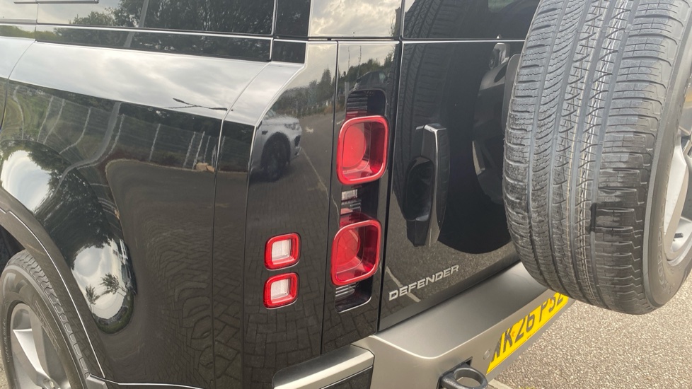 Land Rover Defender 3.0 D350 X-Dynamic HSE 110 5dr Auto Diesel Estate - Image 19
