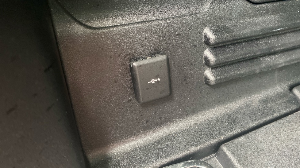 Land Rover Defender 3.0 D350 X-Dynamic HSE 110 5dr Auto Diesel Estate - Image 41