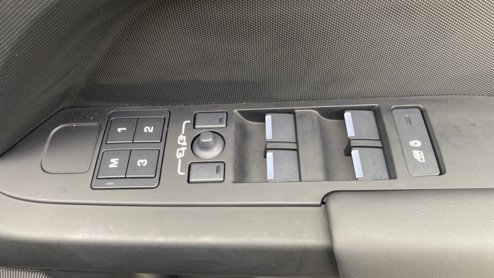 Land Rover Defender 3.0 D350 X-Dynamic HSE 110 5dr Auto Diesel Estate - Image 49