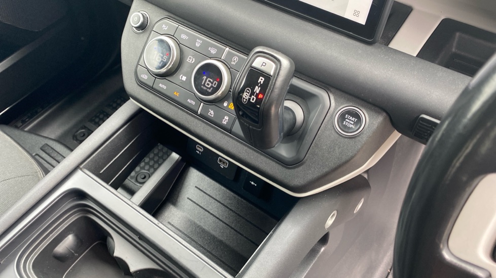 Land Rover Defender 2.0 D240 SE 110 5dr Auto [7 Seat] Diesel Estate - Image 13