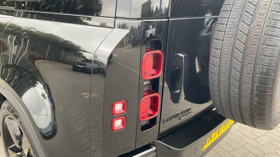 Land Rover Defender 2.0 D240 SE 110 5dr Auto [7 Seat] Diesel Estate - Image 19