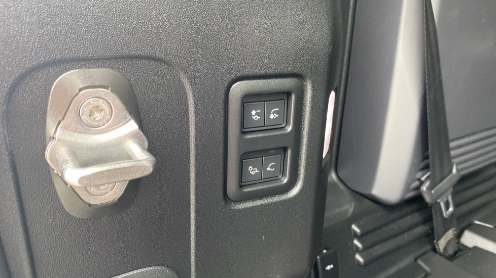 Land Rover Defender 2.0 D240 SE 110 5dr Auto [7 Seat] Diesel Estate - Image 40