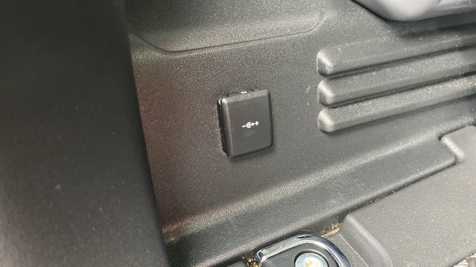 Land Rover Defender 2.0 D240 SE 110 5dr Auto [7 Seat] Diesel Estate - Image 41