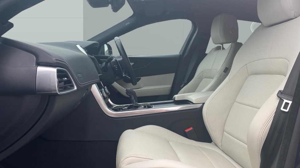 Jaguar XE 2.0 D200 R-Dynamic SE Black 4dr Auto Diesel Saloon - Image 3
