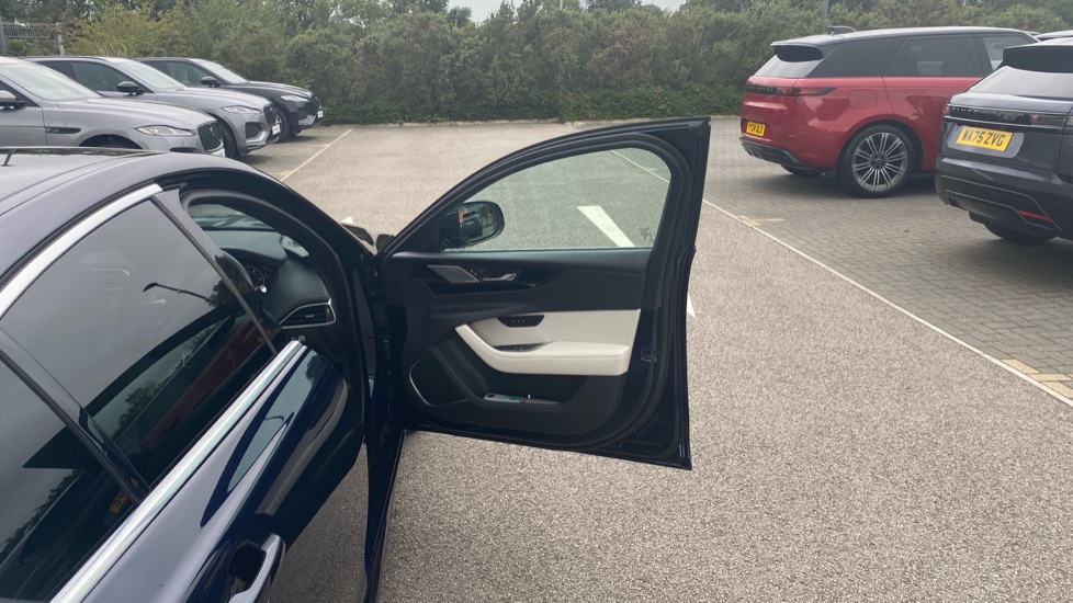 Jaguar XE 2.0 D200 R-Dynamic SE Black 4dr Auto Diesel Saloon - Image 40