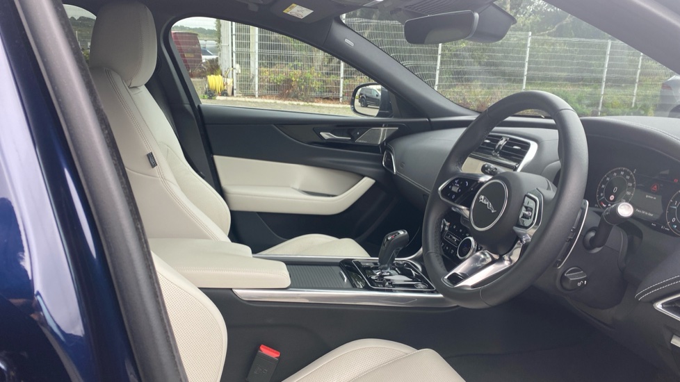 Jaguar XE 2.0 D200 R-Dynamic SE Black 4dr Auto Diesel Saloon - Image 46