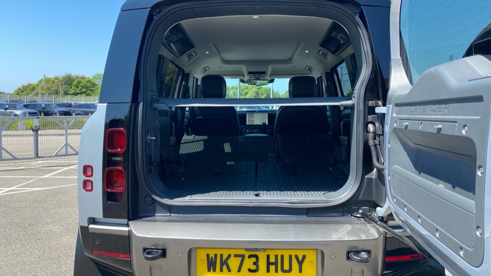 Land Rover Defender 3.0 D300 X-Dynamic HSE 110 5dr Auto [7 Seat] Diesel Estate - Image 10