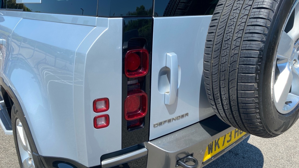 Land Rover Defender 3.0 D300 X-Dynamic HSE 110 5dr Auto [7 Seat] Diesel Estate - Image 19