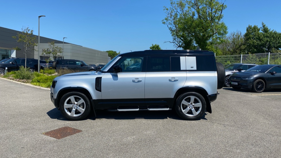 Land Rover Defender 3.0 D300 X-Dynamic HSE 110 5dr Auto [7 Seat] Diesel Estate - Image 21