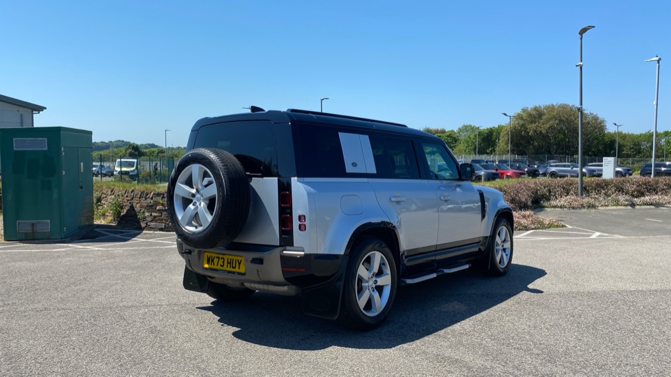 Land Rover Defender 3.0 D300 X-Dynamic HSE 110 5dr Auto [7 Seat] Diesel Estate - Image 22