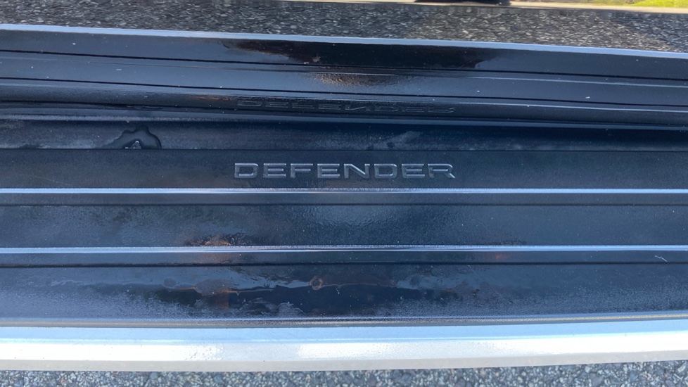 Land Rover Defender 3.0 D300 X-Dynamic HSE 110 5dr Auto [7 Seat] Diesel Estate - Image 27