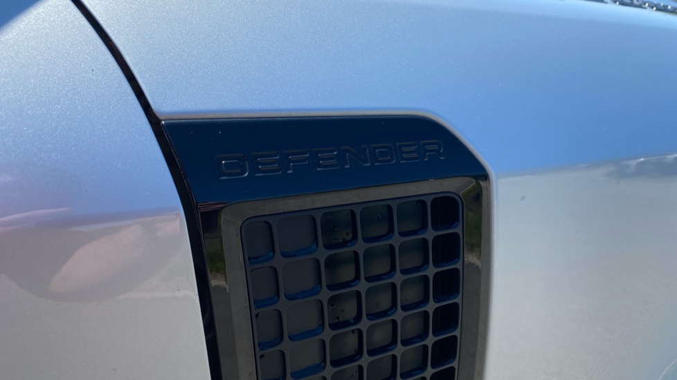 Land Rover Defender 3.0 D300 X-Dynamic HSE 110 5dr Auto [7 Seat] Diesel Estate - Image 30